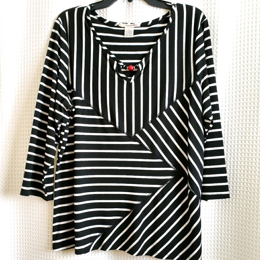 EUC Elegant black & white geometric striped top.